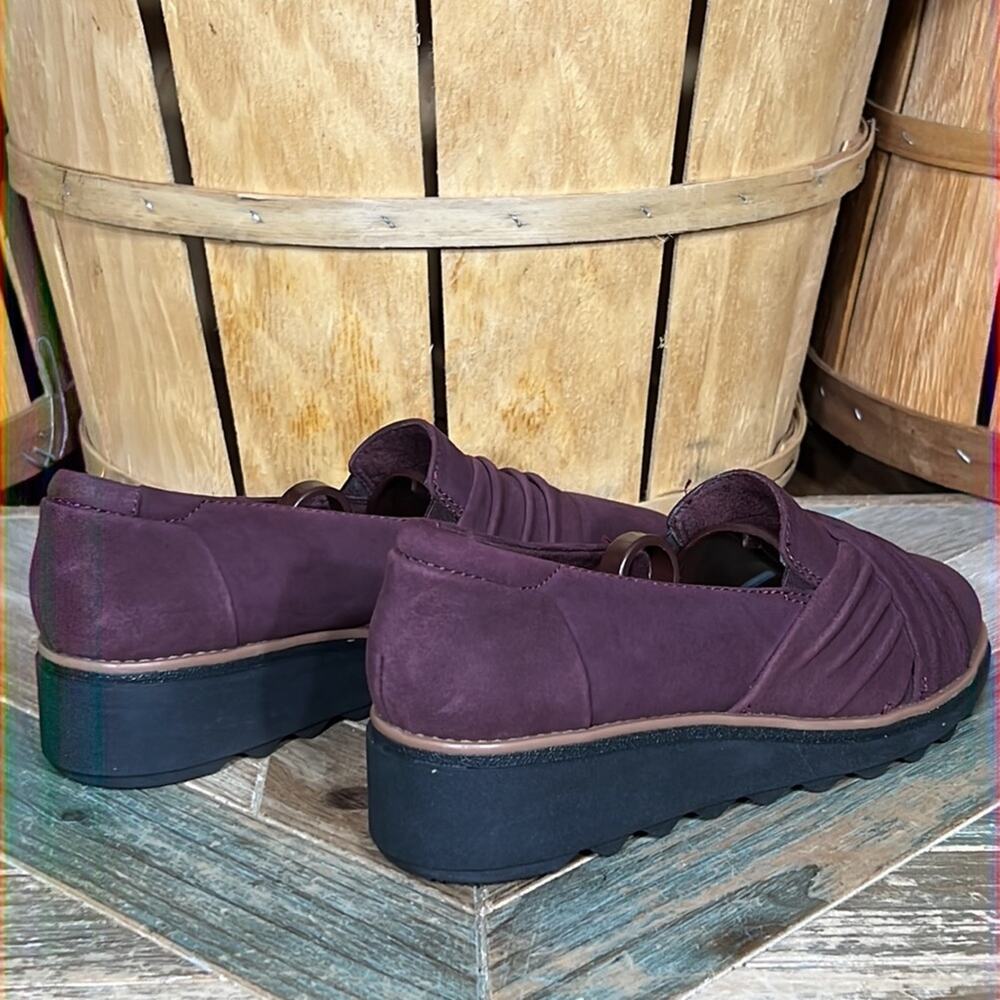 Clarks Sharon Villa Burgundy Suede Ruched Demi Wedge Slip-On Loafer Women Size 8 - Picture 5 of 12